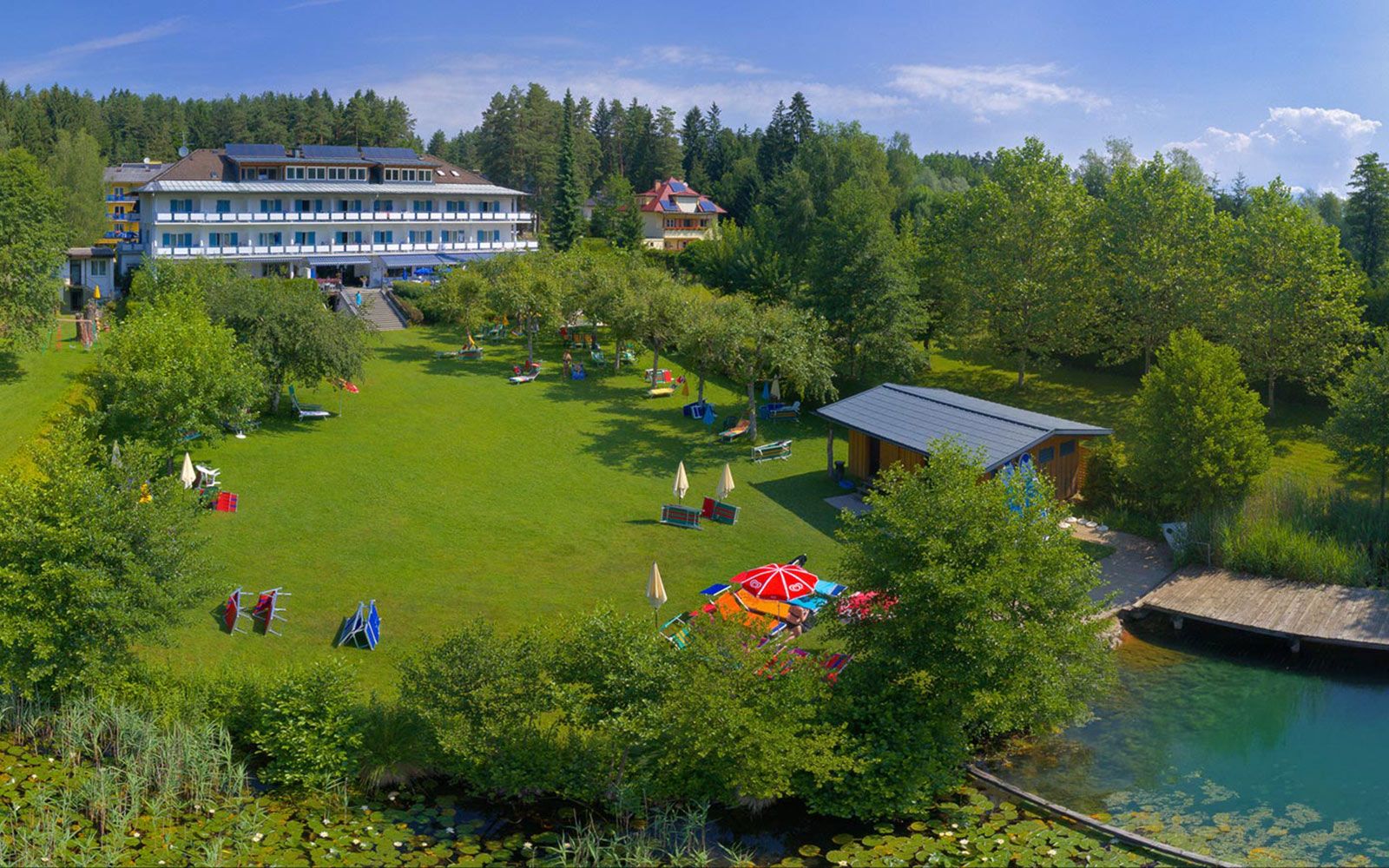 Hotelwiese-mit-Steg